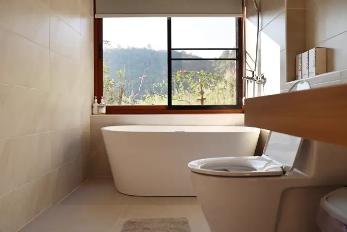 Bathtub and fixtures in the bathroom