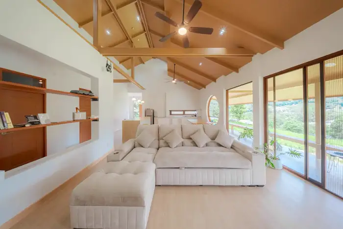 Living and dining area, angle 6