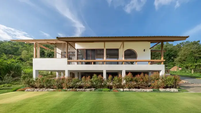 The house surrounded by the mountains of Pong Yaeng
